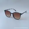 Gafas de Sol Populares Europeas y Americanas Transfronterizas, Estilo Ojo de Gato con Tachuelas Metálicas, Gafas de Sol Degradadas de Color Té de Gama Alta, Gafas de Moda para Rostro Redondo, Unisex