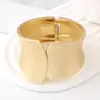 Pulsera para Mujer de Personalidad Exagerada Amplia Simple de Venta Caliente Europea y Americana Brazalete de Aleación Galvanizada con Apertura de Resorte Venta al por Mayor