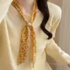 Colar Cachecol de Seda Floral Verde Vintage para Mulheres, Estilo de Nicho, Corrente Longa Ajustável para Suéter para Outono e Inverno, Acessório Versátil da Moda