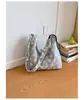 Bolsa de Ombro Único Feminina Estilo Novo Início de Primavera Coreana Simples Estrela Bolsa Transversal Preto e Branco Grande Capacidade Versátil Listrada Casual Bolsa Feminina