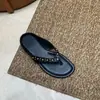 Primeiro Encontro com as Rasteirinhas de Dedo com Tachas Espessas Estilo Retro Casual para Mulheres, Adequadas para Uso ao Ar Livre, Verão 2026, Estilo Versátil de Férias, Praia