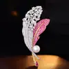 Broche de Pluma de Zirconio Rosa Plateado Estilo Lujo Ligero, Accesorios de Corsage de Perla Natural de Alta Gama, Elegantes y Exquisitos, Regalo de Vacaciones
