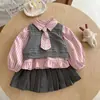 Conjunto para Meninas Início do Outono 2026 Novo Estilo Infantil Elegante Camisa Listrada Colete de Tricô Moda Bebê Menina Saia Plissada