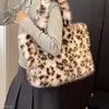 Bolsa tote elegante e moderna para o outono/inverno de 2026 para mulheres, com textura de pelúcia, design retrô e grande capacidade, perfeita para o dia a dia