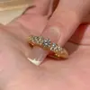 Anel Vintage Moissanite Escovado com Diamantes Inteiros para Mulheres 2025 Novo Popular Luxo Leve Zircônia Areia Dourada Amarela Anel para Dedo Indicador