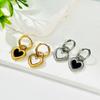 Pendientes con hebilla de oreja de acero de titanio con personalidad de moda en oro blanco y negro para mujer, ligeros, lujosos y atmosféricos, con temperamento popular, baratijas ligeras de lujo.