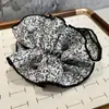Goma para el pelo scrunchie de cuatro capas, tamaño extragrande, estilo romántico francés retro con estampado de flores pequeñas, con un toque de alta gama para peinados de moño, accesorio para el cabello para mujer