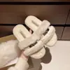 Pantuflas de peluche de suela plana con hebilla de metal para mujer, nuevas sandalias de felpa de otoño e invierno, pantuflas de algodón extremadamente elegantes y de alta gama