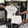 Novo conjunto esportivo casual com bordado de pônei para mulheres, verão, gola polo, manga curta, saia curta estilosa em linha A, conjunto de duas peças