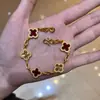 Pulseira Banada a Ouro Real 24K com Forte Retenção de Cor, Estilo Old Money, Luxuoso Design de Trevo de Quatro Folhas Cortado a Laser em Ouro Vermelho, Acessório de Moda Levemente Luxuoso e Opulento