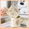 Caneca Floral de Luxo Leve Estilo Europeu, Alto Valor Estético, Xícara de Café Vintage para Uso Doméstico, Cerâmica Dourada Estilo Ins para Chá da Tarde