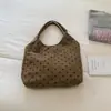 Colección nueva 2026: un bolso de hombro de lunares grande y elegante, minimalista, con un ambiente relajado y casual
