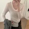 Camada base de malha gola U estilo coreano para mulheres, nova coleção outono/inverno 2026, corte justo, valoriza a silhueta, suéter versátil de manga longa