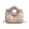 Moda feminina outono e inverno nicho bolsa de mão de pelúcia estampa de leopardo fofa 2026 bolsa tote estilosa e chique bolsa de ombro