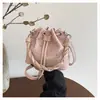 Bolsa Saco Nova Moda Primavera 2026 Design de Nicho Bolsa Casual de Ombro Transversal Texturizada Simples para Mulheres