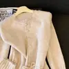 Suéter con diseño de volantes y cordón de estilo suave para mujer, nuevo modelo otoño/invierno 2026, cárdigan de punto top adelgazante que ciñe la cintura