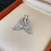 Ear Cuff de Mariposa Incrustado con Circonitas para Mujeres Sin Perforaciones, Ear Cuff de Moda y Versátil, Accesorio para la Oreja Versátil con un Toque de Lujo Ligero y de Alta Gama