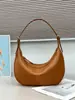 Bolsa feminina em formato de meia-lua para axila feita de couro bovino de flor integral, novo estilo 2026, couro genuíno, design simples e minimalista, adequada para o dia a dia, pode ser usada como bolsa de ombro ou bolsa transversal