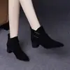 2026 Novas Botas de Cano Curto Elegantes Femininas Bico Fino Salto Bloco Camurça Primavera e Outono Sapatos Femininos de Camurça Salto Médio Sapatos de Couro Macio