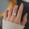 Anel Quadrado de Diamante Super Brilhante para Mulheres Celebridade da Internet Luxo Leve Estilo Live Design Exquisito Anel de Zircônia Quadrada Pequena com Brilho