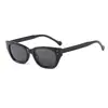 Novos Óculos de Sol Casuais Femininos Estilo Retro Americano com Armação Quadrada Clássica e Rebites, Adequados para Proteção Solar ao Ar Livre e Versáteis para Viagem