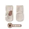 Calcetines de Piso para Bebé 2026 Otoño e Invierno Nuevos Antideslizantes de Interior a Prueba de Frío Calcetines para Niños Pequeños Calcetines de Tubo Medio de Dibujos Animados para Niños y Niñas