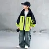Jaqueta infantil primavera 2026 novo estilo, jaqueta esportiva casual estilosa color block com capuz para crianças maiores, primavera e outono