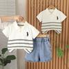 Conjunto de Dos Piezas de Camisa Polo Elegante con Cuello para Niño Pequeño, Manga Corta, Nuevo Estilo Verano 2025, Estilo Niño, Pantalones Cortos de Mezclilla