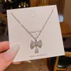 Collar con Colgante de Lazo y Gota de Agua Microincrustado de Circonita Versátil de Lujo Ligero Diseño de Nicho Cadena para Clavícula de Acero de Titanio de Gama Alta