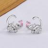 Pendientes de gatito en la luna chapados en plata 925, diseño de nicho, pendientes de diamantes rosas de lujo, lindos pendientes de gato.
