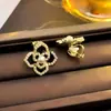 Pendientes Piercing de Moda y de Alta Gama Incrustados con Diamantes Negros para Mujer en Otoño e Invierno, Versátiles Pendientes de Clip Triángulo de Lujo Ligero al por Mayor