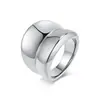 Anillo Exagerado Simple de Acero de Titanio Chapado en Oro de Estilo Europeo y Americano Anillo de Alto Nivel para Mujer Moda Commuting Elegante Diseño de Lujo Ligero Joyería de Mano