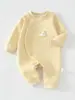 Mameluco para bebé, diseño cálido de tres capas y sin costuras para otoño e invierno, mameluco ajustado para recién nacido, atuendo para bebé amigable con la piel, nuevo estilo 2026