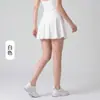 Roupa de yoga para mulheres baixinhas: saia curta evasê com fendas laterais para evitar exposição, design de cintura alta para controle da barriga e forro interno prático com bolsos