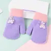 Nuevos guantes para niños, lindos, forrados de felpa, engrosados, a prueba de frío, cálidos, diseño de dibujos animados con correa para colgar, adecuados para niños de 3 a 7 años, guantes de dedo completo