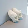 Zapatos blancos nuevos para niños con bloques de color suela gruesa antideslizantes casuales versátiles velcro mágico zapatillas deportivas sencillas para niñas unisex