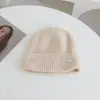 Gorro de Punto Simple con Etiqueta Metálica de Color Dopamina para Mujer Otoño e Invierno Nuevo Cálido Engrosado Gorro para el Frío Accesorio Adelgazante