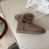 Botas de Neve Sangpo de Pele de Ovelha Femininas 2026 Inverno Fivela de Chifre Cano Curto Casuais Acolchoadas Quentes Sola Lisa Botas Curtas