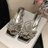 Novas Chinelos de Verão 2026 Femininos Moda Strass Flor 3D Tira Única Sandálias Femininas de Bico Quadrado Salto Alto Salto Fino