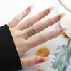Anel Aberto com Design de Nicho Interessante Feito de Aço Inoxidável, Anel para Dedo Indicador com um Toque de Luxo Leve, Moderno e Fashion, Acessório Versátil Estilo Coreano