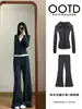 Conjunto deportivo casual para mujer con sudadera jacket de rayas ajustada, un atuendo de alta gama para principios de otoño que luce increíblemente elegante.