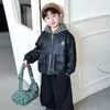Conjunto fresco y elegante de otoño/invierno para niños, nueva colección 2026: chaqueta de cuero forrada de polar, sudadera gruesa y conjunto de tres piezas