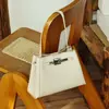 El popular bolso con cierre de este año presenta un diseño de nicho, ofreciendo una sensación de lujo ligero y alta gama.. Es un bolso de hombro versátil de gran capacidad para el día a día para mujer.