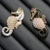 Broche de Cavalo-Marinho com Pérolas e Cristais, Pin de Lapela Clássico e Fashion para Terno, Acessório Transfronteiriço de Vida Marinha, Anti-Exposição