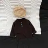 Suéter tipo polo retro para bebé de color marrón oscuro, colección de otoño, unisex, tejido suave y cómodo, prenda versátil