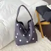 Bolsa de Bolinhas Feminina 2026 Nova Moda Outono Super Quente Exquisita Bolsa Tote para o Dia a Dia Grande Capacidade Bolsa de Ombro Único Tipo Balde