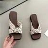 Sandalias de cuña con plataforma gruesa para mujer, para uso exterior en verano, nuevo estilo francés 2026, impresionantes chanclas de playa para el mar que no cansan los pies