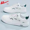 Tenis blancos Huili para hombre, nueva colección otoño 2026, parte superior de piel, estilo slip-on, tenis casuales versátiles de corte bajo