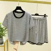 Conjunto de pijama de modal fino para mulheres, com gola redonda, listrado e manga curta, shorts, modelagem solta para usar em casa, pode ser usado fora