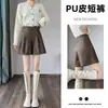 Shorts de couro preto para mulheres, novo estilo outono/inverno 2026, caimento solto, modelador, versátil, calça de couro PU, corte A wide leg, boot cut, moderno